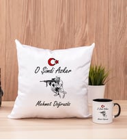 Askere Hediye Kare Yastık ve Siyah Kupa Bardak