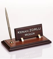 Deri Zeminli Ahşap Masa İsimliği Makam Hediye Ofis Masa İsimlik (Kahverengi)