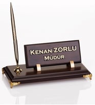 Metal Ayaklı Ahşap Masa İsimliği Ofis Hediyesi Masaüstü İsimlik (Kahverengi)