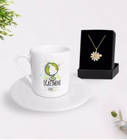 BK Gift Kişiye Özel En İyi Sınıf Öğretmeni Türk Kahvesi Fincanı ve İsimli Papatya Kolye Hediye Seti-2 (Model 1)