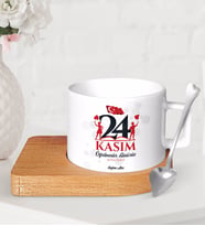 BK Gift Kişiye Özel Öğretmenler Gününüz Kutlu Olsun Ahşap Altlıklı Seramik Fincan-2 (Beyaz)