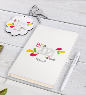 BK Gift Kişiye Özel 2024 Bu Yılda Hep Gülümse Beyaz Defter Kalem ve Anahtarlık Hediye Seti-1 (Model 1)