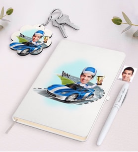 BK Gift Kişiye Özel Erkek Rallici Karikatürlü Beyaz Defter Kalem ve Anahtarlık Hediye Seti (Model 1)