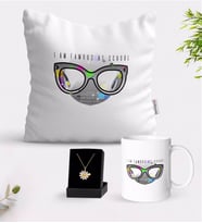 BK Gift Kişiye Özel Okulda Ünlüyüm Beyaz Kupa Yastık ve İsimli Papatya Kolye Hediye Seti-3 (Model 1)