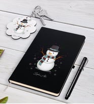 BK Gift Kişiye Özel Kardan Adam Siyah Defter Kalem ve Anahtarlık Hediye Seti-1 (Model 1)