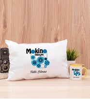 Makine Teknisyeni Dikdörtgen Yastık ve Sarı Kupa Bardak