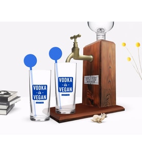 BK Gift Kişiye Özel Renkli Baskılı Vodka is Vegan Tasarımlı İkili Vodka Bardağı ve Ahşap Vodka Standı Hediye Seti-1 (Model 1)