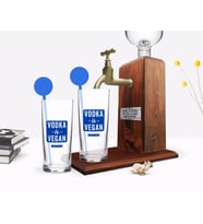 BK Gift Kişiye Özel Renkli Baskılı Vodka is Vegan Tasarımlı İkili Vodka Bardağı ve Ahşap Vodka Standı Hediye Seti-1 (Model 1)