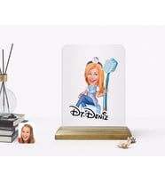 BK Gift Kişiye Özel Kadın Diş Hekimi Karikatürlü Ahşap Standlı Çerçeve-2 (Beyaz)