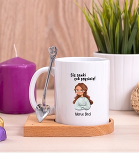 Siz Sanki Çok Şeysiniz Ahşap Altlıklı Beyaz Kupa Bardak