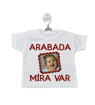 İsim ve Fotoğraflı Arabada Bebek Var Kız Bebek Hediyesi Vantuzlu Araba Mini Tişört