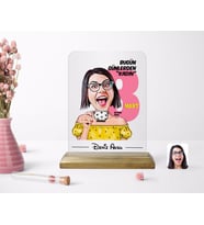 BK Gift Kişiye Özel 8 Mart Kadınlar Günü Karikatürlü Ahşap Standlı Çerçeve-2 (Beyaz)