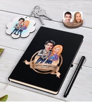 BK Gift Kişiye Özel Yılın En Mükemmel Çifti Karikatürlü Siyah Defter Kalem ve Anahtarlık Hediye Seti-50 (Model 1)
