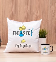 Endüstri Mühendisi Kare Yastık ve Siyah Kupa Bardak