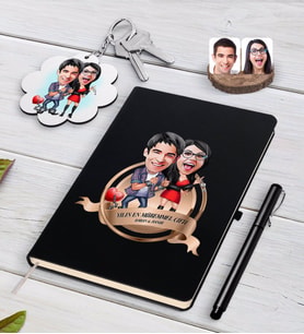 BK Gift Kişiye Özel Yılın En Mükemmel Çifti Karikatürlü Siyah Defter Kalem ve Anahtarlık Hediye Seti-1 (Model 1)
