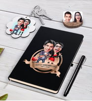 BK Gift Kişiye Özel Yılın En Mükemmel Çifti Karikatürlü Siyah Defter Kalem ve Anahtarlık Hediye Seti-1 (Model 1)