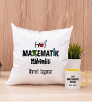 Matematik Mühendisi Kare Yastık ve Sarı Kupa Bardak