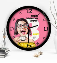 BK Gift Kişiye Özel Kadınlar Günü Temalı Karikatür Ahşap Duvar Saati  3