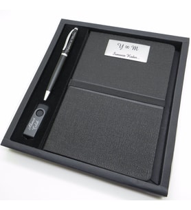Wings SG107 İsme Özel Mat Siyah Hediyelik Set  Touch Pen Kalem + 16GB. Usb Bellek + 15x21 Defter  Hepsi İsme Özel (Karışık)