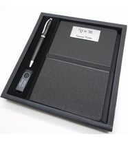Wings SG107 İsme Özel Mat Siyah Hediyelik Set  Touch Pen Kalem + 16GB. Usb Bellek + 15x21 Defter  Hepsi İsme Özel (Karışık)