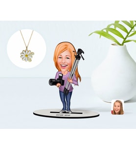 BK Gift Kişiye Özel Kadın Profesyonel Fotoğrafçı Karikatürlü 3D Ahşap Biblo ve İsimli Tarihli Papatya Kolye Seti-1 (Model 1)