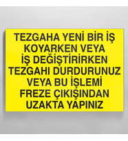 Tezgaha Yeni Bir İş Koyarken Veya İş Değiştirirken Tezgahı Durdurunuz Veya Bu İşlemi Freze Çıkışından Uzakta Yapınız Uyarı Levhası 70x100cm