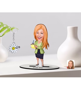 BK Gift Kişiye Özel Kadın Asistan Karikatürlü 3D Ahşap Biblo ve İsimli Silver Papatya Anahtarlık-2 (Model 1)