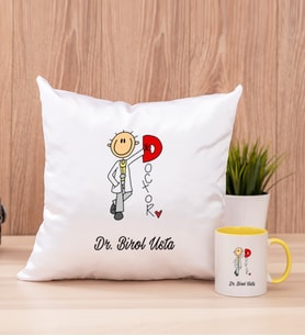 Doktor Karikatürü Kare Yastık ve Sarı Kupa Bardak