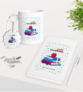 BK Gift Kişiye Özel En İyi Sınıf Öğretmeni Kupa Anahtarlık Beyaz Defter Kalem Hediye Seti-13 (Model 1)