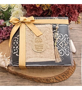 Hediyelik Kabe Desenli Lüks Seccade, Kadife Kaplı Yasin Kitabı, İnci Tesbihli Set (Model 1)