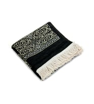 Siyah Namaz Elbisesi - Kabe Motifli Seccade ve Tesbih - İbadet Seti