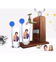 BK Gift Kişiye Özel Renkli Baskılı Sevgililer Karikatürlü İkili Vodka Bardağı ve Ahşap Vodka Standı Hediye Seti-89 (Model 1)