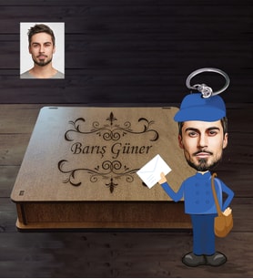 Kişiye Özel Postacı Karikatürlü Ahşap Anahtarlık Kutulu Bay-1