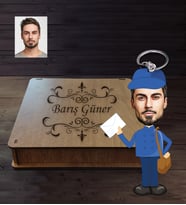 Kişiye Özel Postacı Karikatürlü Ahşap Anahtarlık Kutulu Bay-1