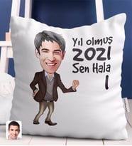 BK Gift Kişiye Özel Erkek Yıl Olmuş 2024 Sen Hala 1 Karikatürlü Beyaz Yastık-2