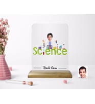 BK Gift Kişiye Özel Erkek Fen Bilimleri Öğretmeni Karikatürlü Ahşap Standlı Çerçeve (Beyaz)