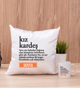 Kız Kardeş Kelime Anlamı Kare Yastık ve Beyaz Kupa Bardak