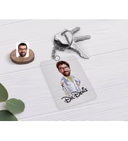 BK Gift Kişiye Özel Erkek Göz Doktoru Karikatürlü Şeffaf Pleksi Anahtarlık (Beyaz)