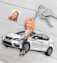 BK Gift Kişiye Özel Bayan SEAT Leon Figürlü Plakalı Ahşap Karikatür Anahtarlık-2 (Beyaz)