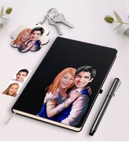 BK Gift Kişiye Özel Sevgililer Karikatürlü Siyah Defter Kalem Ve Anahtarlık Hediye Seti-36 (Model 1)