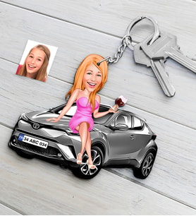 BK Gift Kişiye Özel Bayan Toyota C-HR Figürlü Plakalı Ahşap Karikatür Anahtarlık-3 (Beyaz)