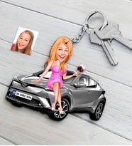 BK Gift Kişiye Özel Bayan Toyota C-HR Figürlü Plakalı Ahşap Karikatür Anahtarlık-3 (Beyaz)