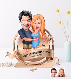 BK Gift Kişiye Özel Yılın En Mükemmel Çifti Karikatürlü 3D Ahşap Biblo Plaket-14 (Beyaz)