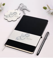 BK Gift Kişiye Özel Saatçi Siyah Defter Kalem Ve Anahtarlık Hediye Seti (Model 1)