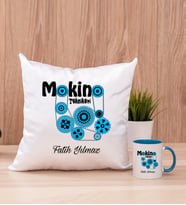Makine Teknikeri Kare Yastık ve Mavi Kupa Bardak