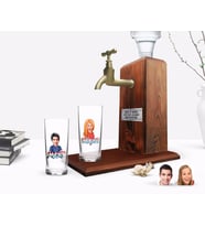 BK Gift Kişiye Özel Renkli Baskılı İsimli Erkek ve Kadın Karikatürlü İkili Rakı Bardağı ve Ahşap Rakı Standı Hediye Seti (Model 1)