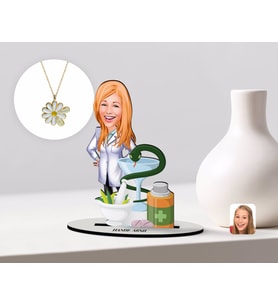 BK Gift Kişiye Özel Kadın Eczacı Karikatürlü 3D Ahşap Biblo ve İsimli Tarihli Papatya Kolye Seti-2 (Model 1)