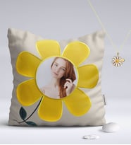 BK Gift Kişiye Özel Fotoğraflı Papatya Yastık ve İsimli Papatya Kolye (Model 1)