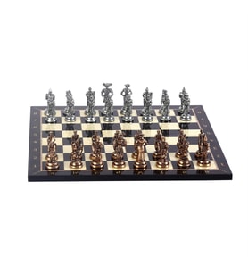 Orta Boy Metal İspanyol Satranç Takımı Antik ve Ceviz Desenli MDF Ahşap Satranç Tahtası (37x37 cm.) (Çok Renkli)