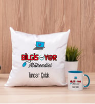 Bilgisayar Mühendisi Kare Yastık ve Mavi Kupa Bardak